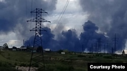 Dim na nebu nakon napada ukrajinskog drona u oblasti Irkutsk u Rusiji.