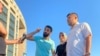 Alişer Sahatow (ortada) we beýleki türkmen aktiwistleri Türkmenistanyň Stambuldaky konsullygynyň işgärleri tarapyndan rehimsizlik bilen ýenjilenden soň türk žurnalistlerine interwýu berýär. Stambul, 2021.
