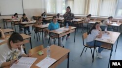 Матурантите полагаат државна матура, архивска фотографија