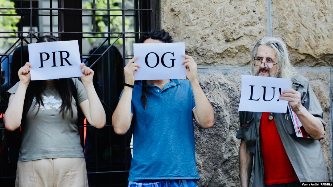 Fotografija sa protesta u Srbiji protiv ekstradicije političara i aktiviste Edževita Piroglua Turskoj, 3. jun 2022.