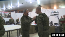 Попри нестачу людського ресурсу, російська армія й надалі намагатиметься «прогризти» українську оборону. На фото: міністр оборони Росії Сергій Шойгу нагороджує військовослужбовця