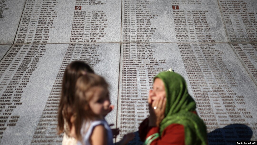 Žena se moli pored spomenika sa imenima ubijenih u genocidu u Srebrenici, Memorijalni centar Potočari, BiH, 10. juli 2022.