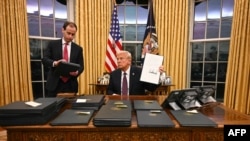 Дональд Трамп в Овальном кабинете Белого дома, 20 января
