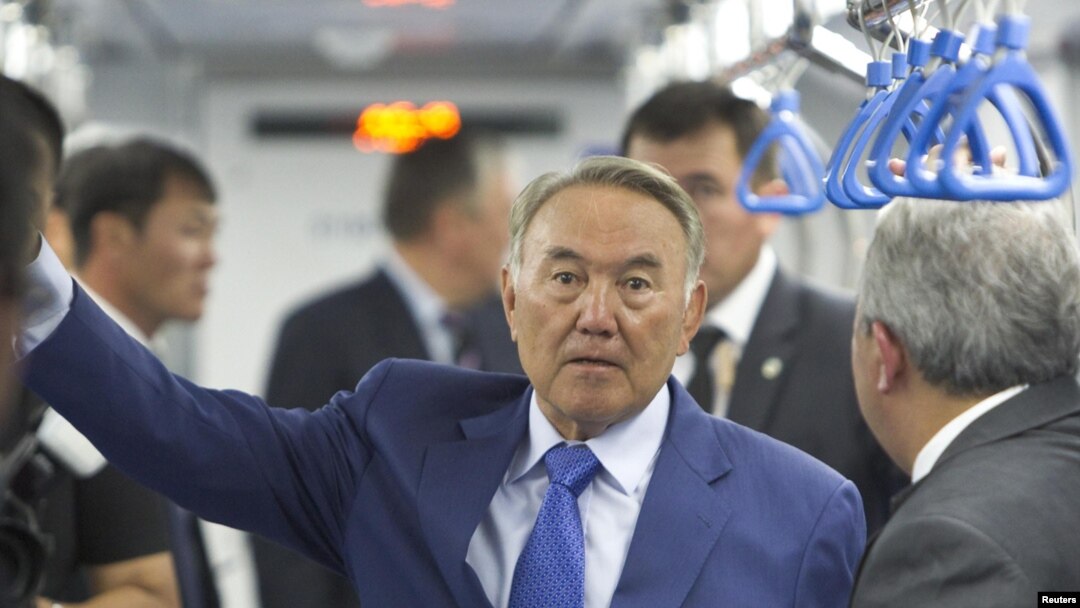 Президент Казахстана Нурсултан Назарбаев в алматинском метро. 2 августа 2011 года.