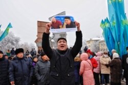Тәуелсіздік күні билікке талап айтылған наразылық шарасында жұрт Мұрагер Әлімұлы мен Қастер Мұсаханұлын Қытайға қайтармауды талап еткен. Алматы, 16 желтоқсан 2019 жыл.