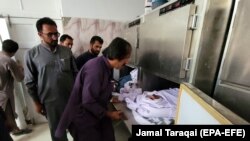 د بلوچستان په زيارت کې په ماين چاودنه کې د وژل شويو لېويز سرتېرو مړي په يخچال کې اېښوول کېږي ـ انځور له ارشيفه 