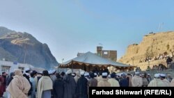 د خوګاخېل قوم ځوانانو له تېرو درو میاشتو راهېسې په تورخم کې احتجاجي کیمپ لګولی 