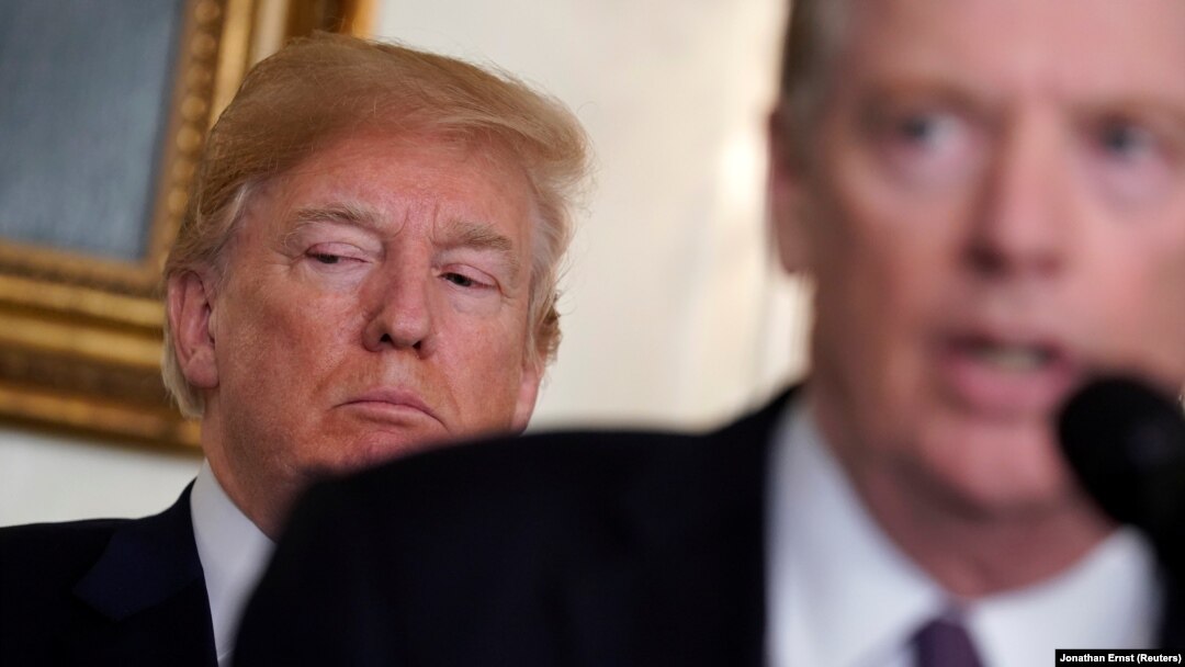 Дональд Трамп (позаду) і торговельний представник США Роберт Лайтгайзер, архівне фото
