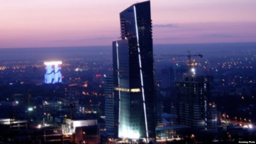 Здание, в котором располагается торговый центр Еsentai Mall. Алматы, октябрь 2012 года. Фото из социальной сети Facebook. 