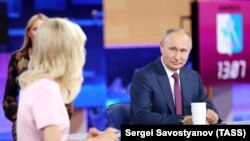 Sărăcie este una dintre marile provocări ale puterii din Rusia din perspectiva alegerilor din septembrie. În cadrul emisiunii TV, Putin a vorbit despre prețuri și ajutoare sociale.
