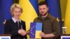 Президентка Єврокомісії Урсула фон дер Ляєн передає президенту України Володимиру Зеленському опитувальник для отримання Україною статусу кандидата на членство в ЄС. Київ, 8 квітня 2022 року