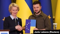 Минулого тижня президентка Європейської комісії Урсула фон дер Ляєн передала президенту України Володимиру Зеленському опитувальник для вступу в Європейський союз