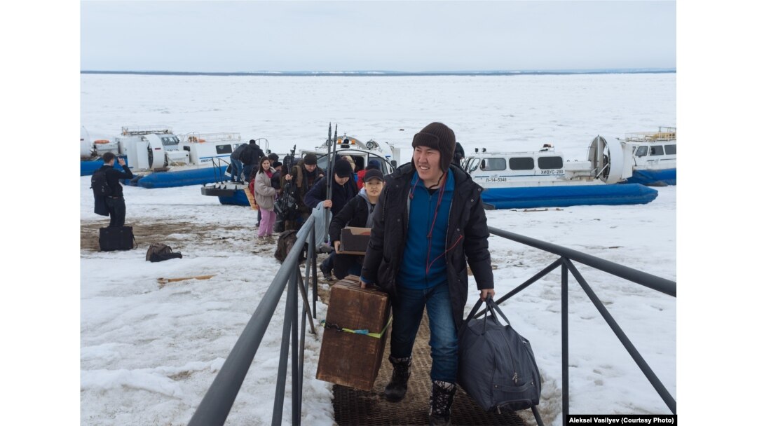 Davydov’s film crew arrives at the Nizhny Bestyakh port after crossing the Lena River in hovercrafts en route to Amga.