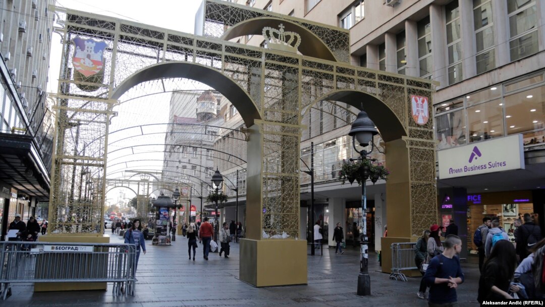 Novogodišnja kapija na ulazu u Knez Mihailovu ulicu u centru Beograda