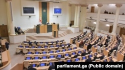 კანონით გათვალისწინებული ვალდებულებების შეუსრულებლობა ან არაჯეროვნად შესრულება ისჯება თავისუფლების აღკვეთით 5 წლამდე ვადით ან ჯარიმით, იურიდიული პირი - ჯარიმით.