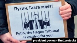 Плакат «Путіне, Гаазький трибунал чекає на тебе!» на акції проти агресії Росії щодо України. Амстердам, Нідерланди, 6 березня 2022 року