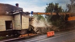 Знос старога драўлянага будынка ў Заслаўі, скрыншот зь відэа