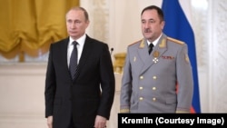 Російський лідер Володимир Путін (л) і генерал Юрій Яровицький, архівне фото, 2016 рік