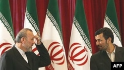 محمود احمدی‌نژاد (راست) و منوچهر متکی، مسئول دیپلماسی ایران