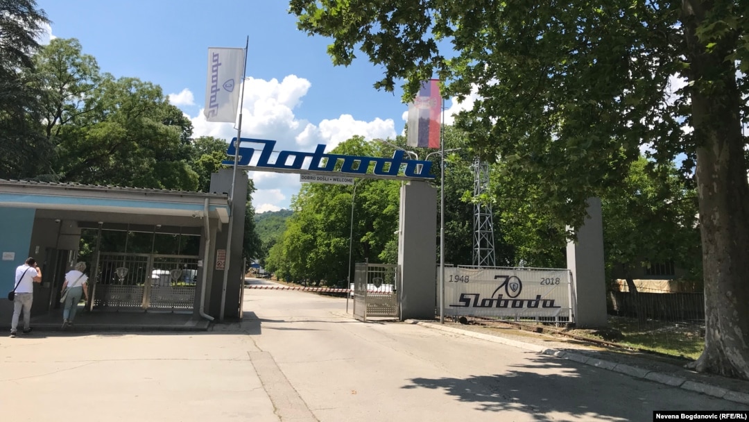 Fabrika "Sloboda" je jedna od glavnih u namenskom sistemu Srbije i, prema rečima nadležnih, za 2021. je imala ugovorene projekte za izvoz u vrednosti od 50 miliona evra (ulaz u krug fabrike oružja "Sloboda Čačak")