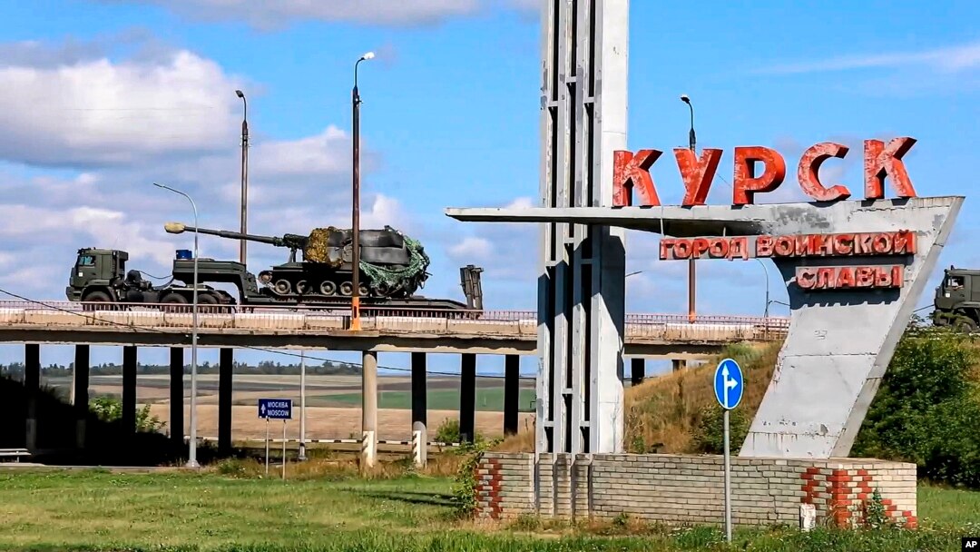 Російські військові перевозять техніку до зони бойових дій у Курській області, серпень-вересень 2024 року