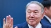 Nursultan Nazarbaev renunță la funcție, dar nu și la putere, după 30 de ani de președinție.