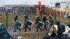 Беларускія сілавікі ў стыхійным лягеры мігрантаў на беларускім баку мяжы паблізу ад пераходу «Брузгі» — «Кузьніца» 18 лістапада 2021 году. Ілюстрацыйнае фота