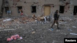Укораинский военный в городе Часов Яр под Бахмутом близ линии фронта, 10 марта 2024 года