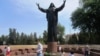 Uruşda wepat bolanlaryň hormatyna gül goýmaga gelen adamlar. Arhiw suraty, Aşgabat, 9-njy maý, 2013.