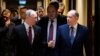 Лідер РФ Володимир Путін (ліворуч) розмовляє з директором Федеральної служби безпеки (ФСБ) Олександром Бортниковим, 20 лютого 2020 року