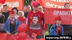 На мітингу комуністів, приуроченому 102-й річниці жовтневого перевороту в Росії, в окупованому Севастополі. 7 листопада 2019 року