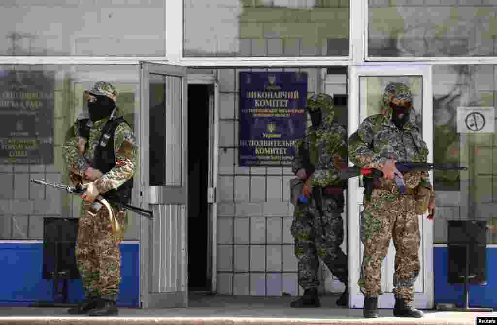 Бойовики з російськими «георгієвськими стрічками» перед захопленою будівлею Виконкому Коснтянтинівської міськради, 28 квітня 2014 року