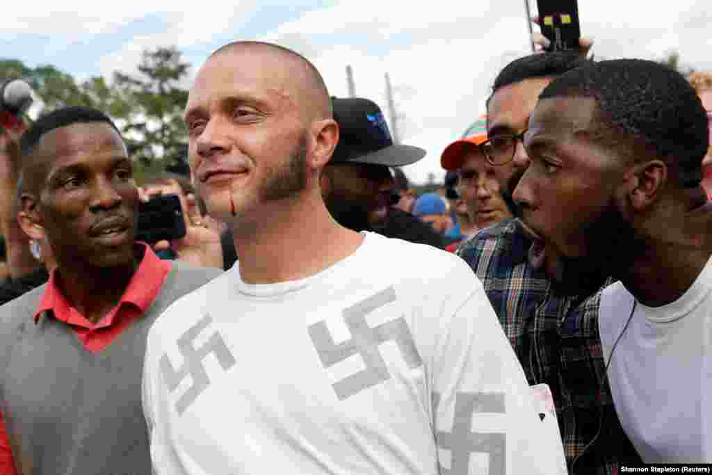 Susret belih nacionalista i Afroamerikanaca ispred kampa Univerziteta na Floridi, gde je beli nacionalista i portparol alt-right pokreta Ričard Spenser držao govor, 19. oktobar 2017. (Reuters/Shannon Stapleton) 
