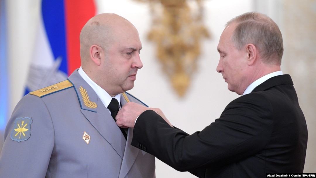 Президент РФ Володимир Путін (праворуч) нагороджує генерала Сергія Суровікіна за виконання місії в Сирії. Москва. 28 грудня 2017 року 