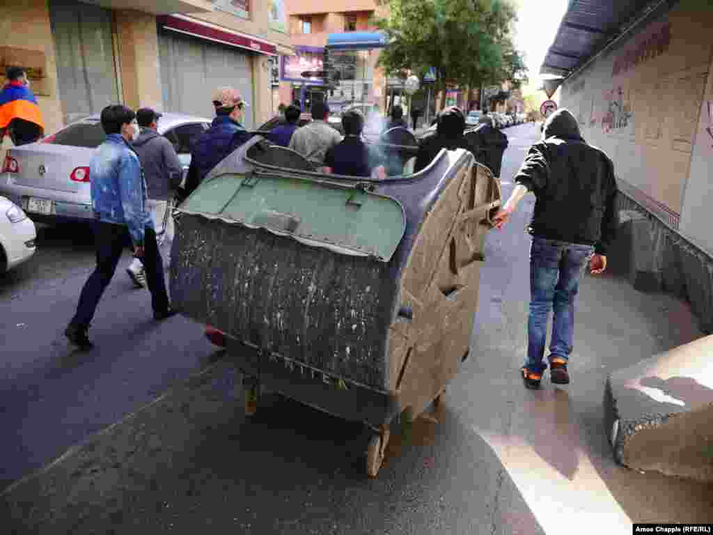 پلیس روز دوشنبه از ابزاری همچون نارنجک‌های گیج‌کننده استفاده کرد تا مانع پیشروی معترضانی شود.