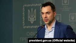 Упродовж 2022 року Олексій Арестович озвучував у численних ефірах офіційну позицію української влади щодо російського вторгнення. Він був звільнений з посади позаштатного радника голови Офісу президента в січні 2023 року