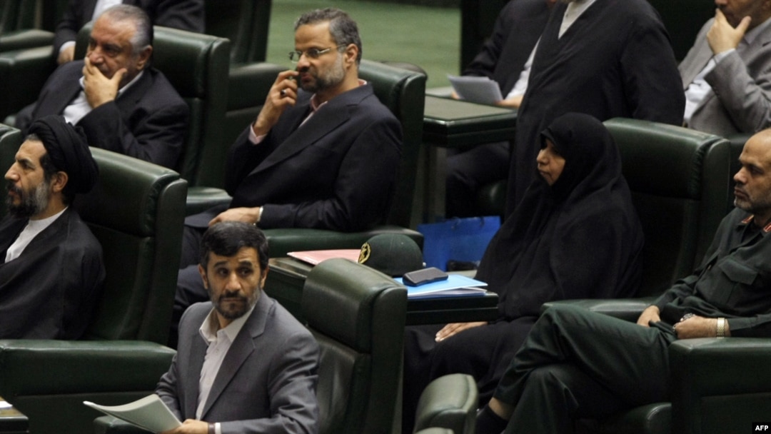 محمود احمدی نژاد در یکی از جلسات سال ۱۳۸۸ مجلس شورای اسلامی
