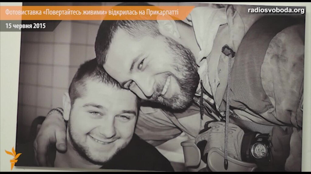 До бійців у госпіталь політики приїжджають на мерседесах, а на фронті бракує бронежилетів – фотограф