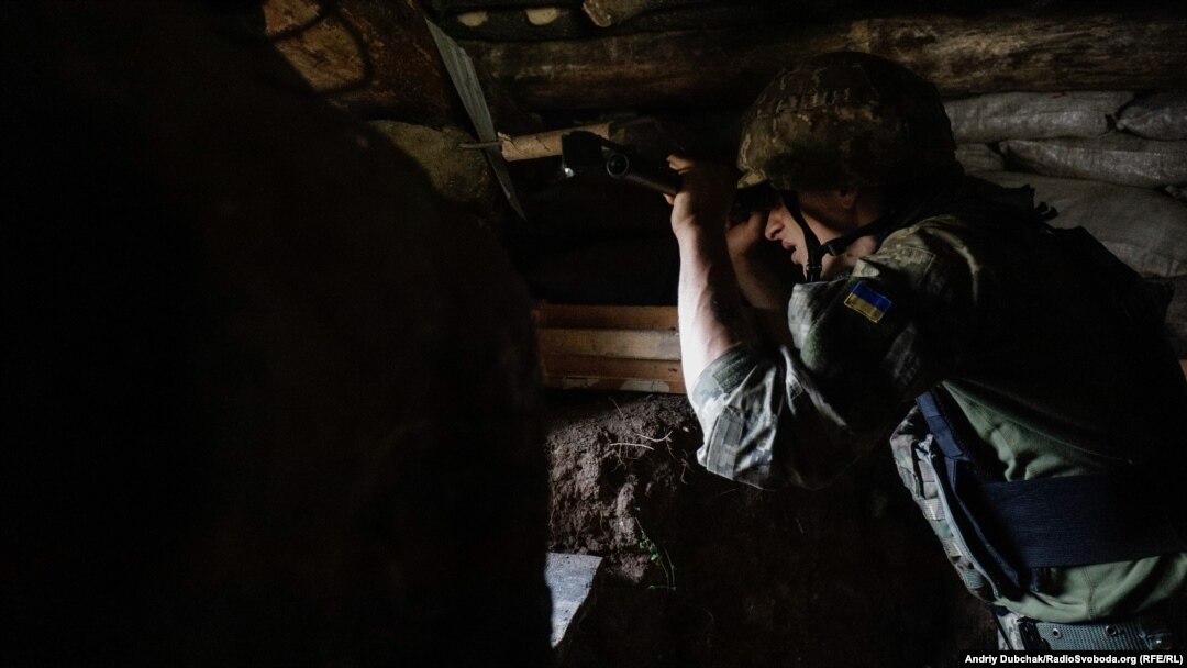 Український військовий спостерігає за пересуванням бойовиків на позиціях поблизу селища Золоте-4, Луганська область
