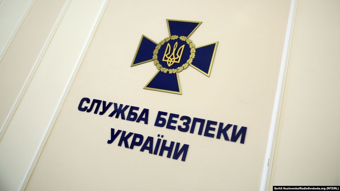 За повідомленням, обшуки проводили за адресами фактичного проживання двох фігурантів справи: у Києві і в Бучанському районі на Київщині
