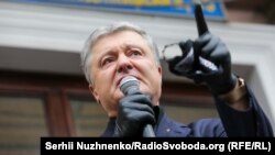 Прокуратура просить для Порошенка запобіжний захід у вигляді особистого зобов’язання