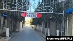 Кипарисовая аллея – центральная пешеходная дорога в Судаке в сторону моря