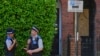 Polis məmurları Britaniya baş naziri Kir Starmerin Londondakı evinin yanğından zərər çəkən girişinin yaxınlığında dayanıblar.