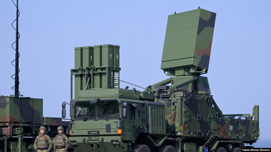 Солдати стоять біля системи протиповітряної оборони IRIS-T SLM у казармах Бундесверу німецької армії Тодендорф у Панкері, Німеччина, 4 вересня 2024 року