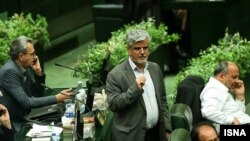 شورای نگهبان پیشتر از آقای صادقی به دلیل سخنانش درباره «واسطه‌های تایید صلاحیت» شکایت کرده بود.