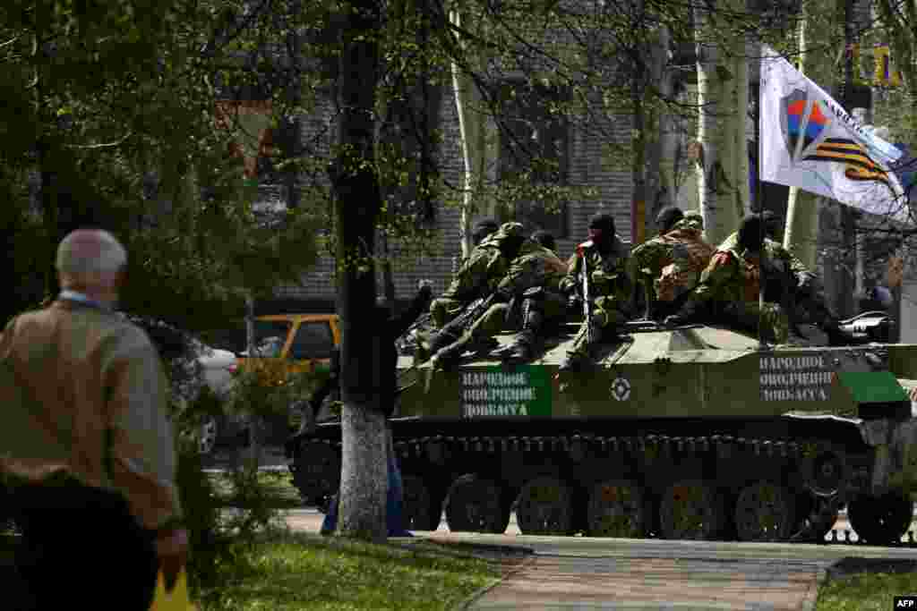 Проросійські бойовики на БМП у Слов'янську, 18 квітня 2014 року
