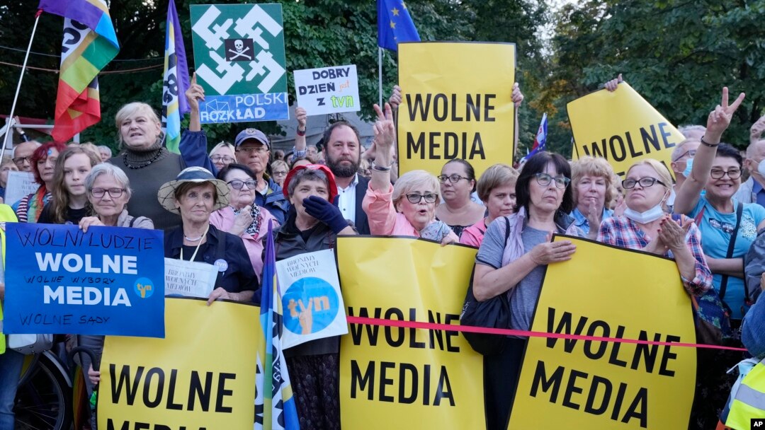 Під час акції протесту проти законопроєкту, який відомий як «lex TVN». Варшава, 10 серпня 2021 року