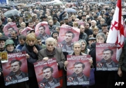 თბილისი, 2003 წლის 10 ნოემბერი. ოპოზიციის მხარდამჭერთა საპროტესტო აქცია პარლამენტის შენობასთან.