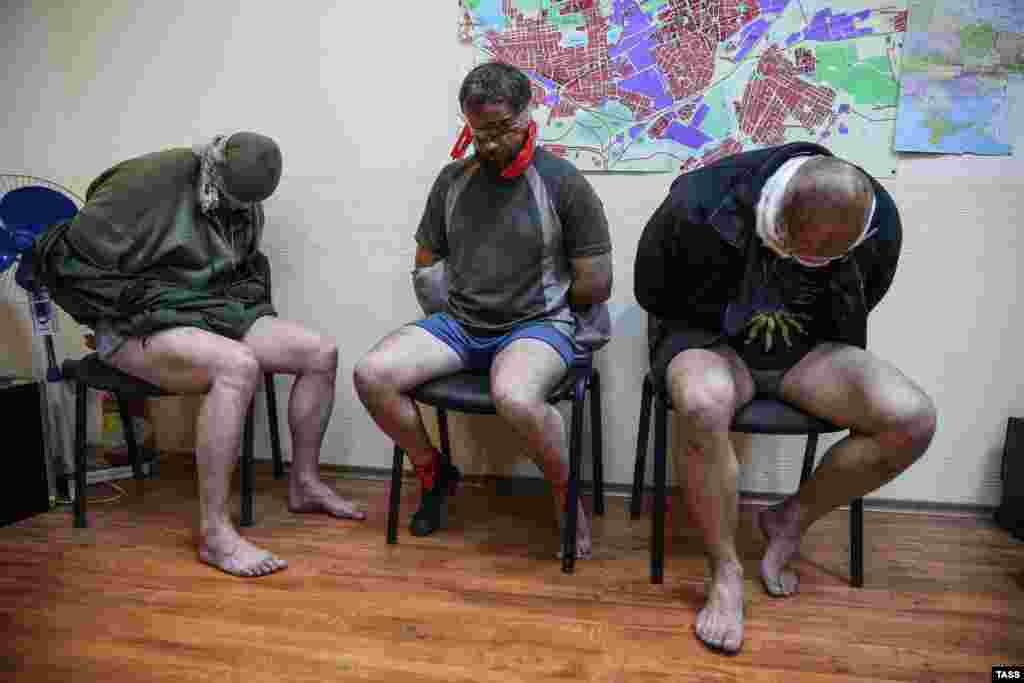 Бойовики демонструють пресі трьох співробітників СБУ захоплених у Горлівці, 27 квітня 2014 року