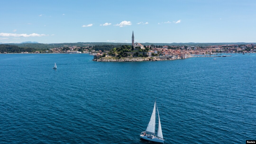 Projekt će započeti 1. rujna ove godine i trajat će 72 mjeseca, a uključivat će 17 pilot-projekata na različitim lokacijama u sve tri zemlje partnera (Sloveniji, Hrvatskoj i Italiji). (Foto: Brod plovi Jadranskim morem kod Rovinja, Hrvatska, 28.maja 2021.)